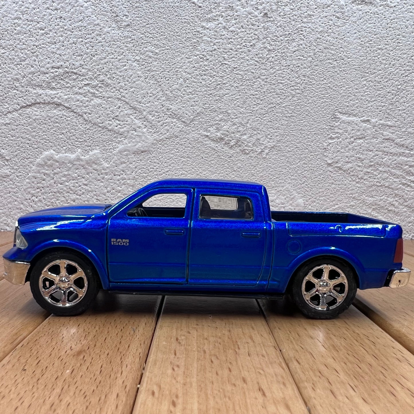 1/32 Scale 2013 Ram 1500 Pickup Truck Diecast Model