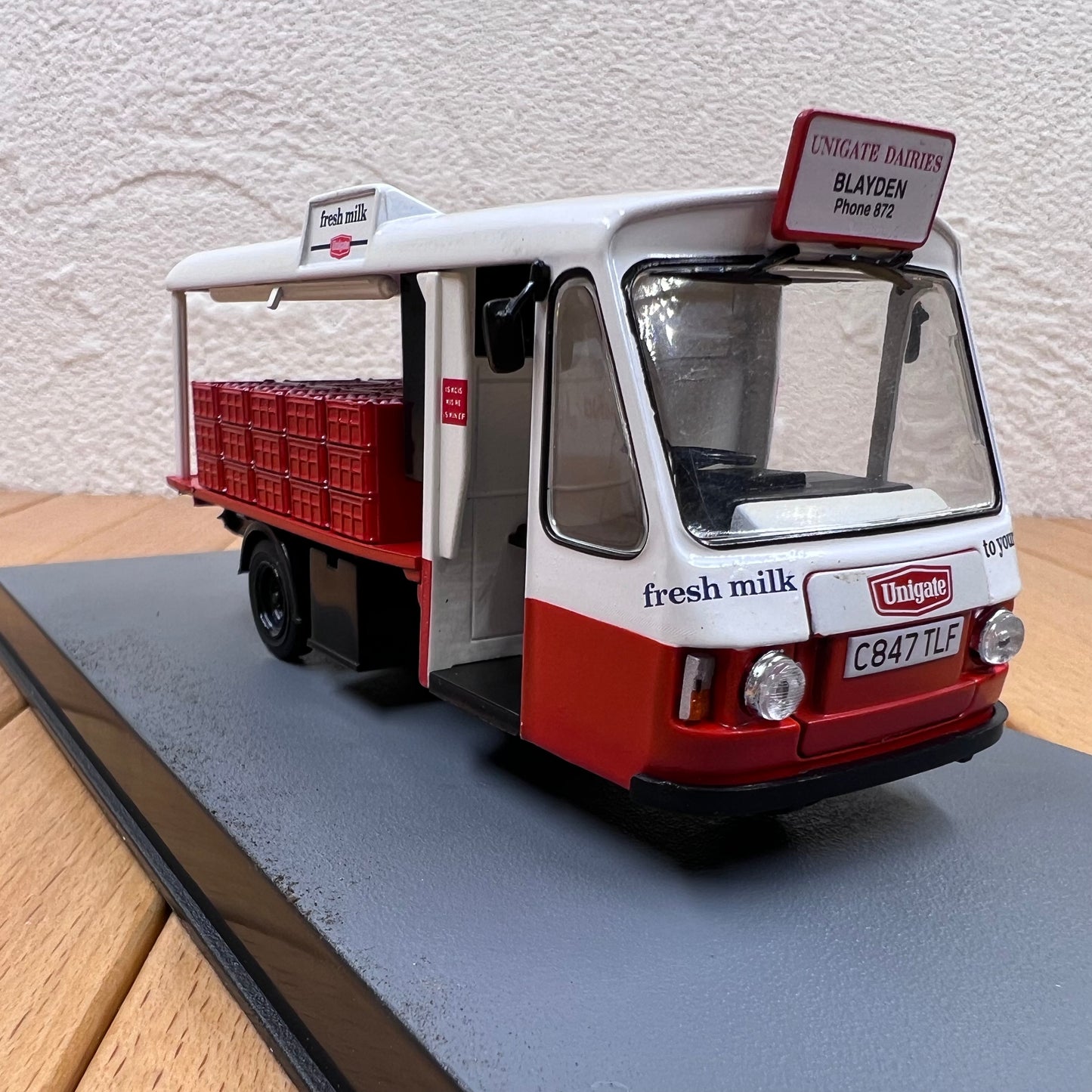 1/43 Scale 007 Vehicle Wales and Edwards Rangemaster Milk Float / The Living Daylights (1987) Diecast Model
