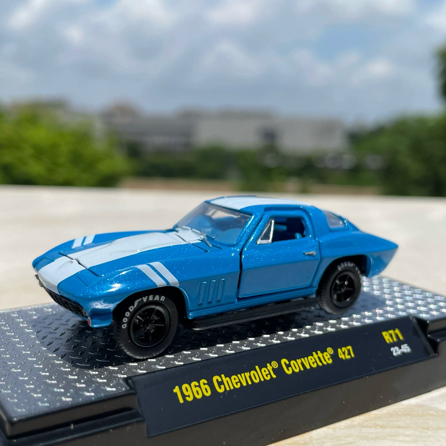 1/64 Scale 1966 Chevrolet Corvette Sports Car Diecast Model