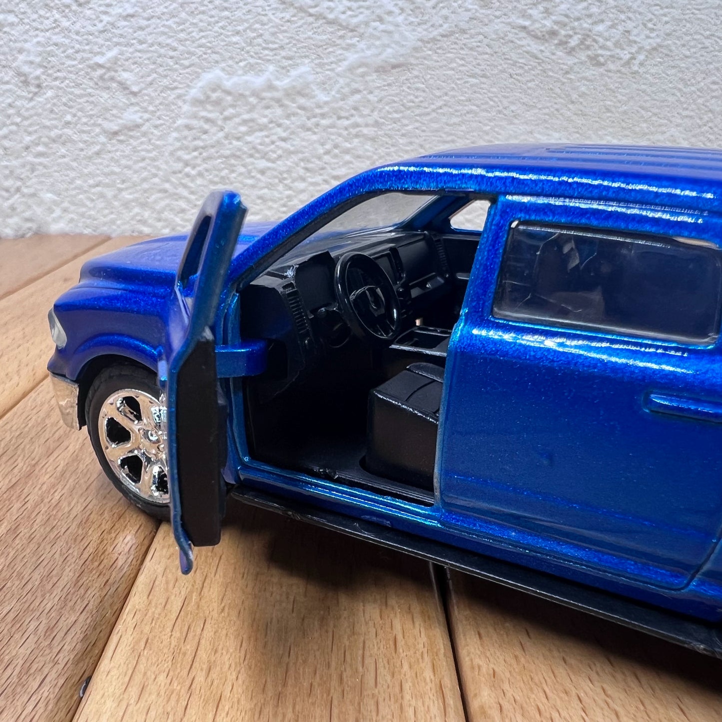 1/32 Scale 2013 Ram 1500 Pickup Truck Diecast Model