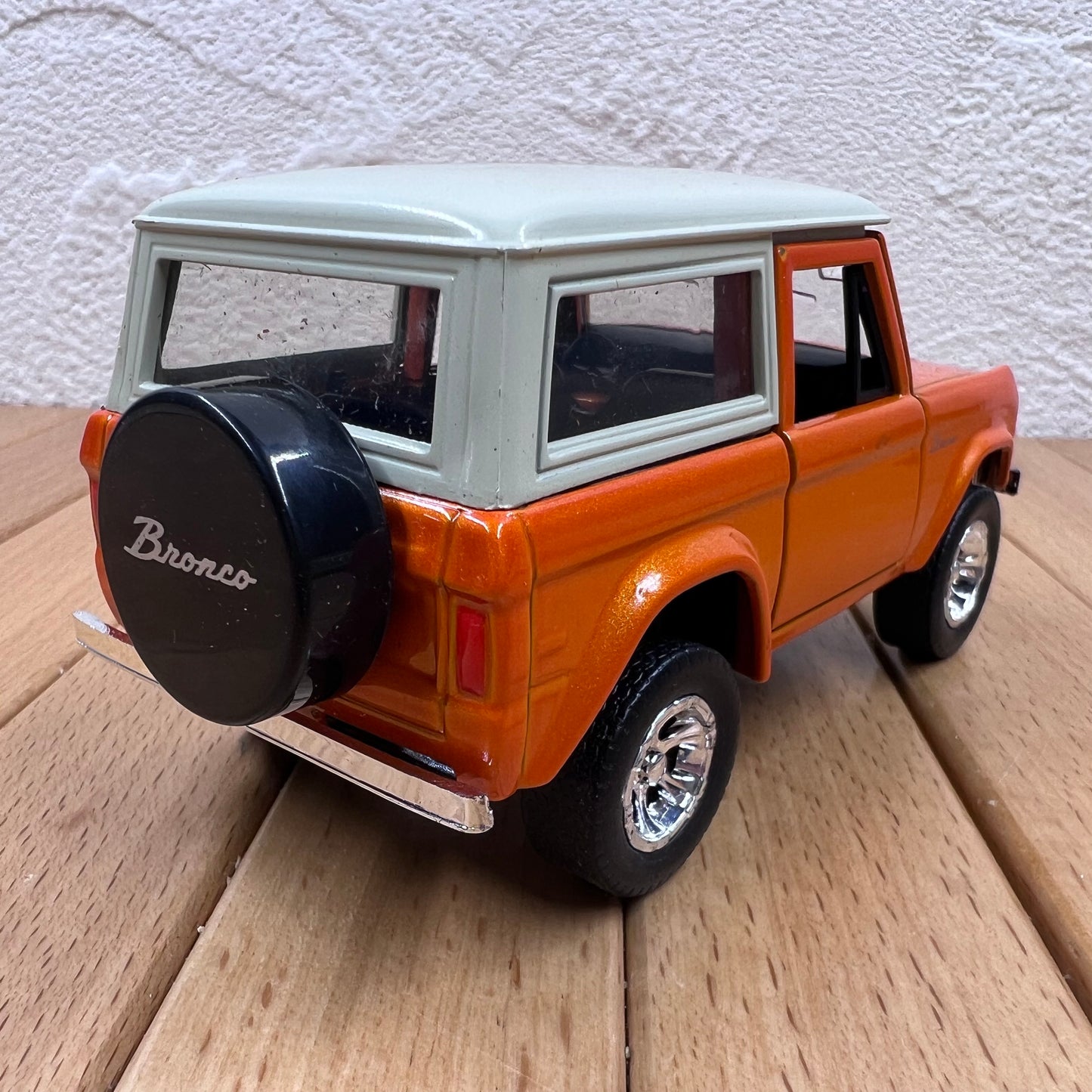 1/32 Scale 1973 Ford Bronco Ranger Wagon Diecast Model Car