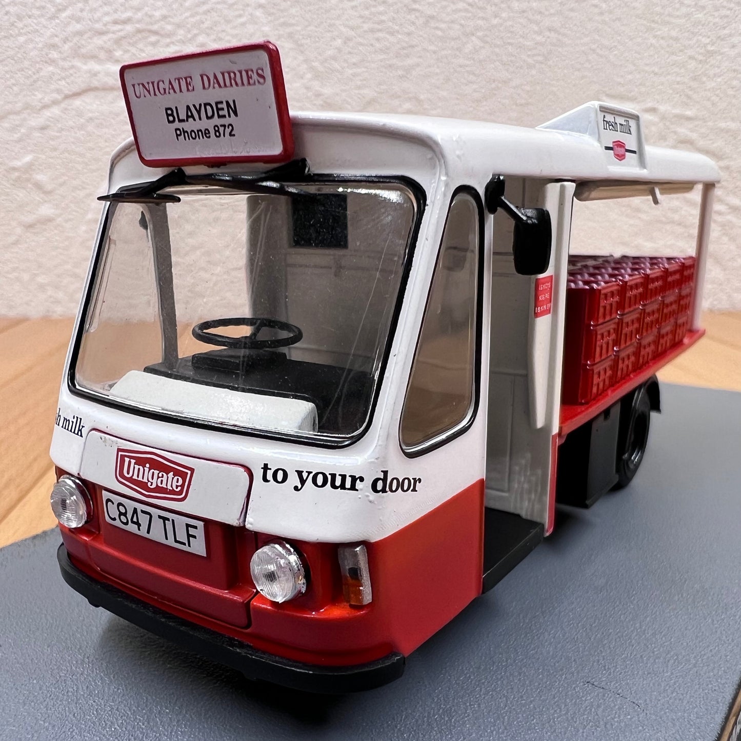 1/43 Scale 007 Vehicle Wales and Edwards Rangemaster Milk Float / The Living Daylights (1987) Diecast Model