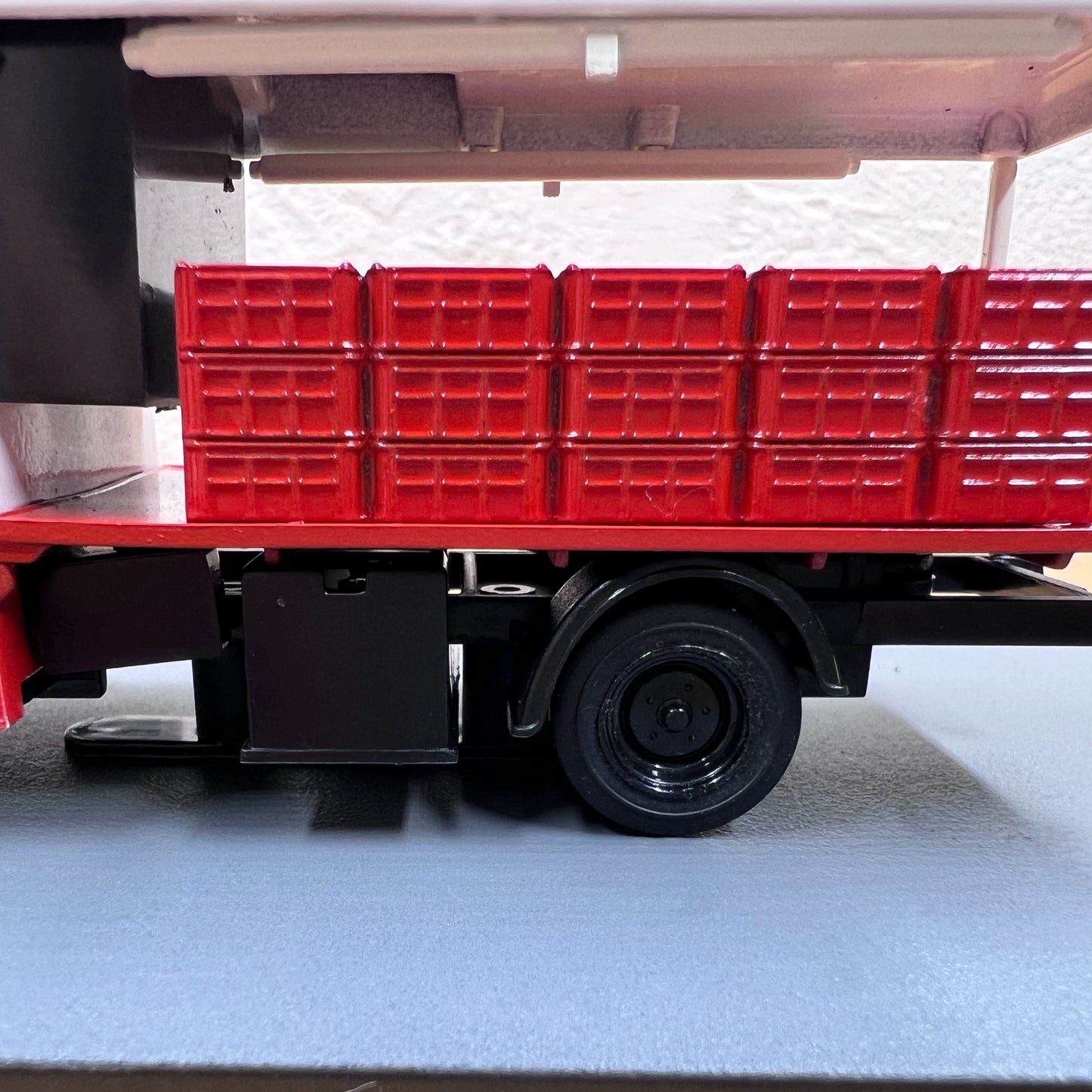 1/43 Scale 007 Vehicle Wales and Edwards Rangemaster Milk Float / The Living Daylights (1987) Diecast Model