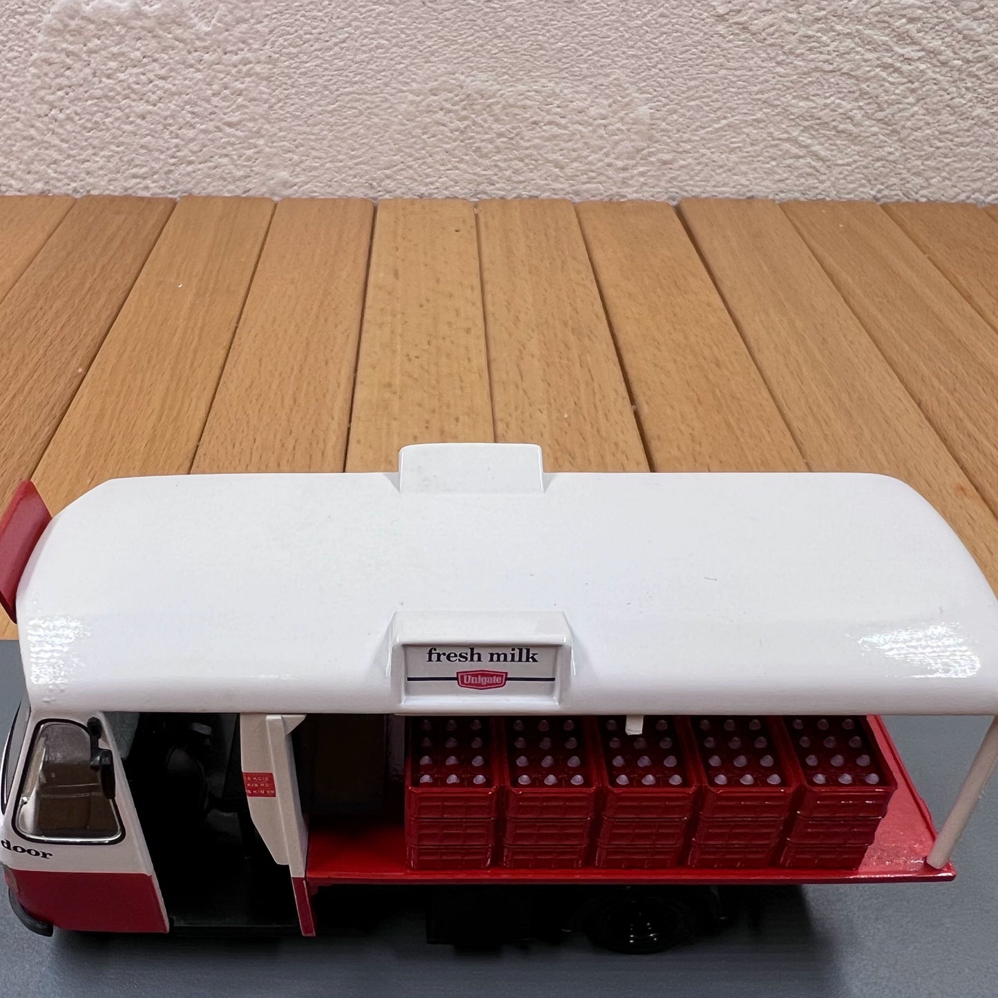 1/43 Scale 007 Vehicle Wales and Edwards Rangemaster Milk Float / The Living Daylights (1987) Diecast Model