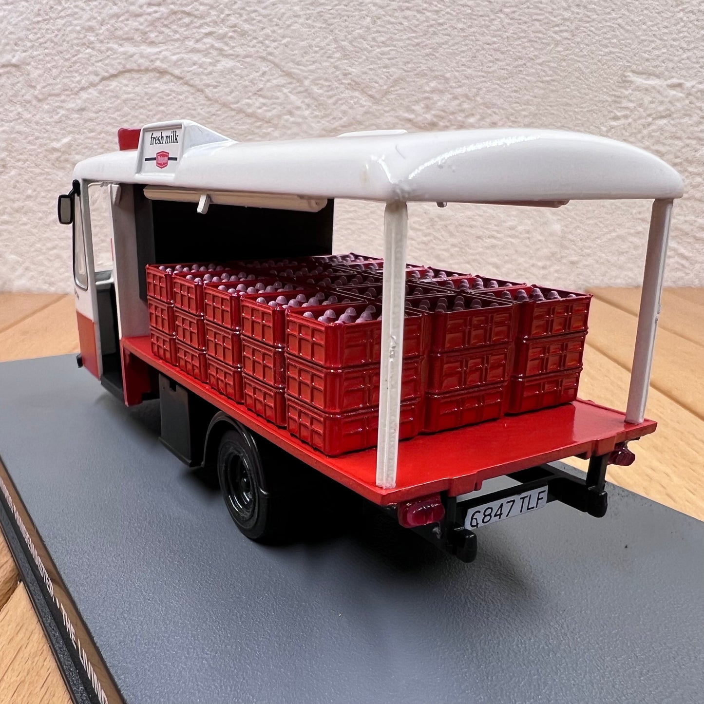 1/43 Scale 007 Vehicle Wales and Edwards Rangemaster Milk Float / The Living Daylights (1987) Diecast Model