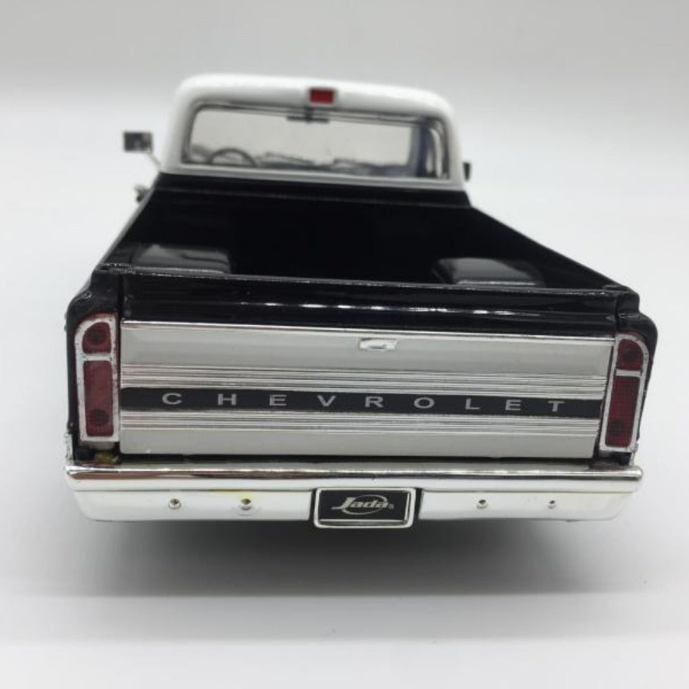 1/24 Scale 1972 Chevrolet Cheyenne Pickup Truck Diecast Model