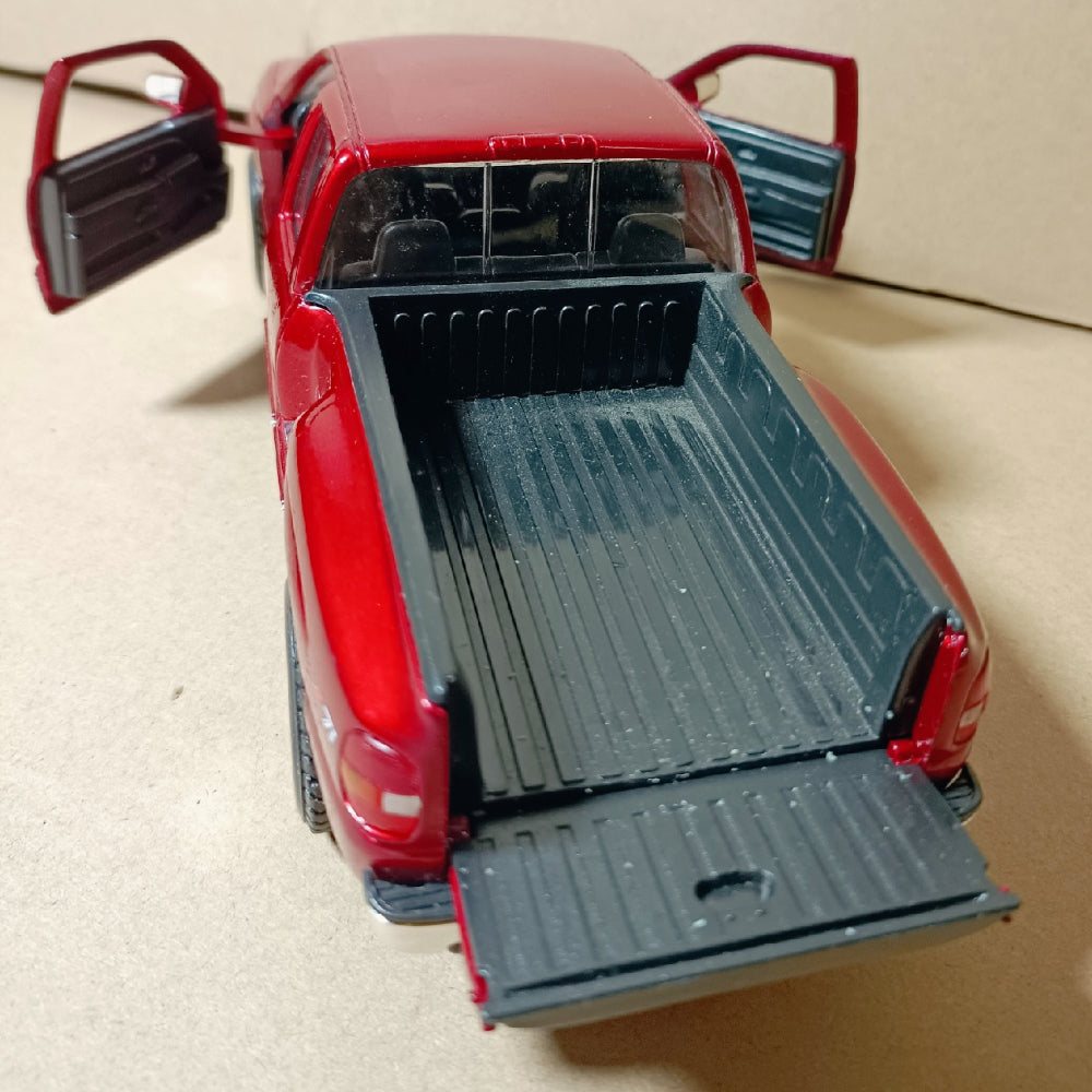 1/24 Scale 1999 Chevrolet Silverado Truck Diecast Model