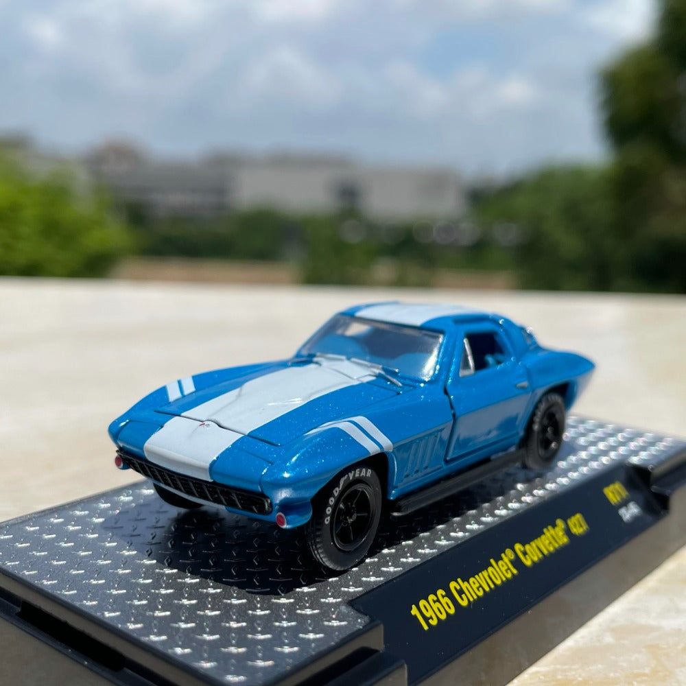 1/64 Scale 1966 Chevrolet Corvette Sports Car Diecast Model