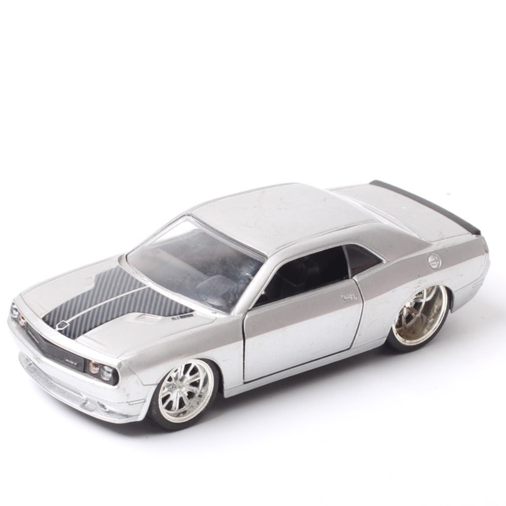 1/32 Scale 2008 Dodge Challenger SRT8 Muscle Car Diecast Model