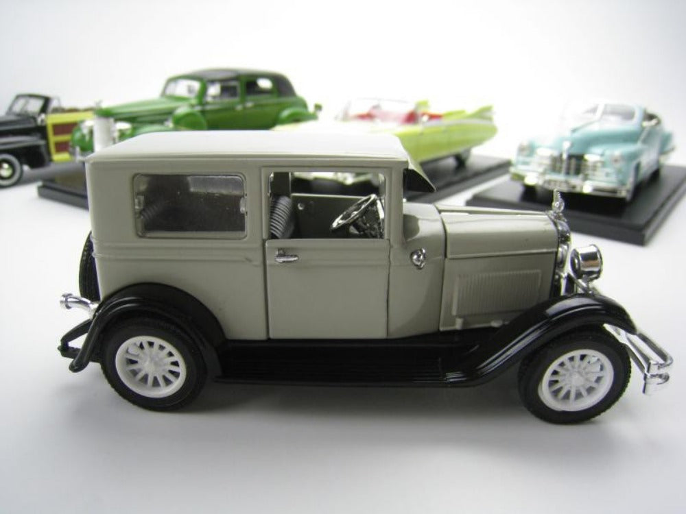 1/32 Scale 1926 Pontiac Coach Sedan Diecast Model Car