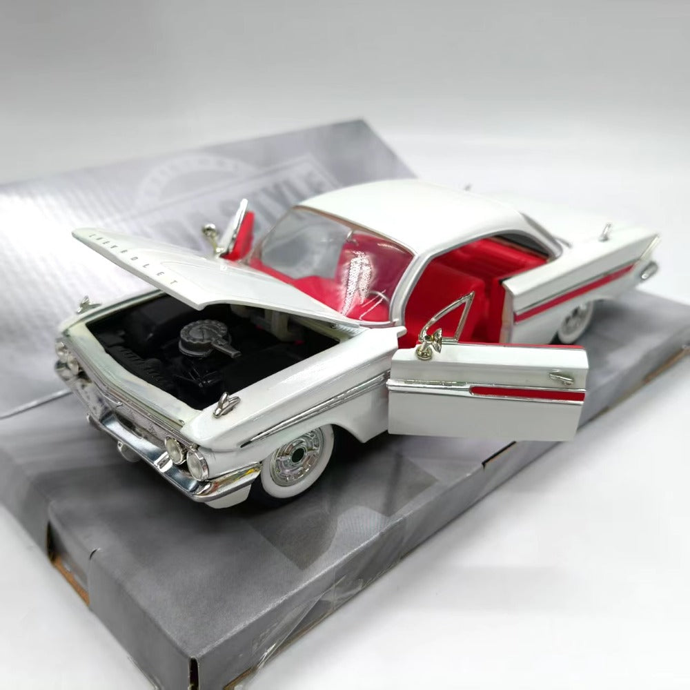 1/24 Scale 1961 Chevrolet Impala Diecast Model Car