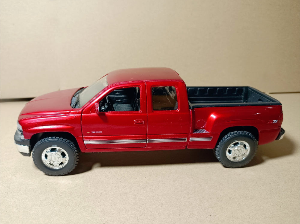 1/24 Scale 1999 Chevrolet Silverado Truck Diecast Model