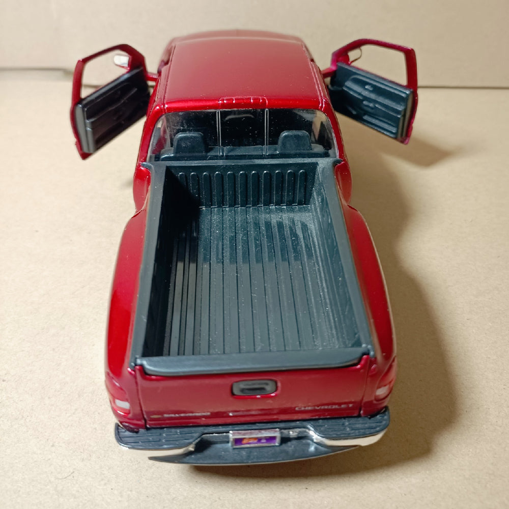 1/24 Scale 1999 Chevrolet Silverado Truck Diecast Model