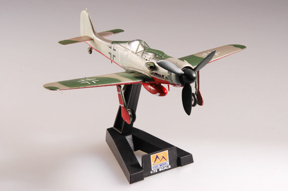 1/72 scale prebuilt Fw 190 fighter aircraft model 37261