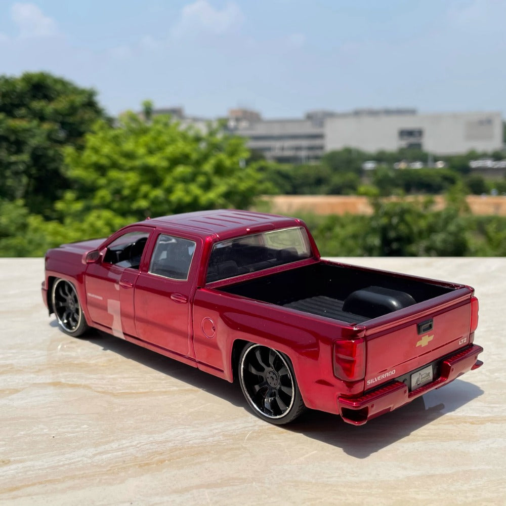 1/24 Scale 2014 Chevrolet Silverado Pickup Truck Diecast Model Car