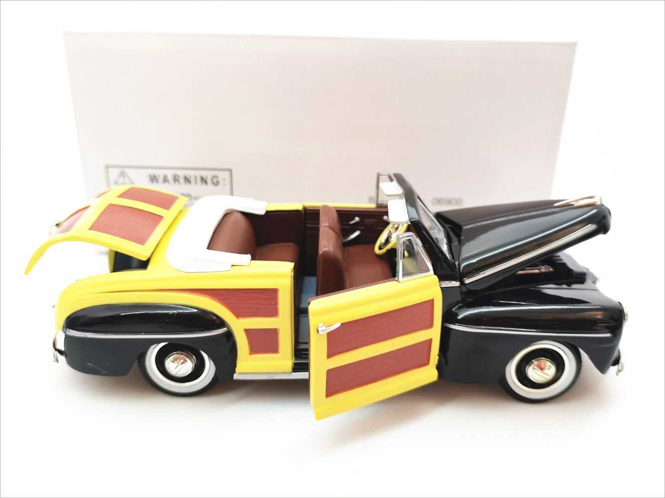 1/32 Scale 1946 Ford Sportsman Convertible Diecast Model Car