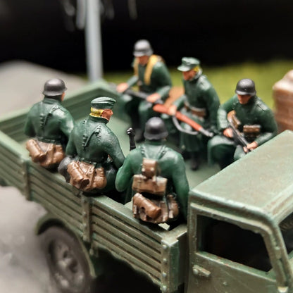 1/72 Scale WWII German Sitting Posture Soldiers Painted Figures for Model Dioramas
