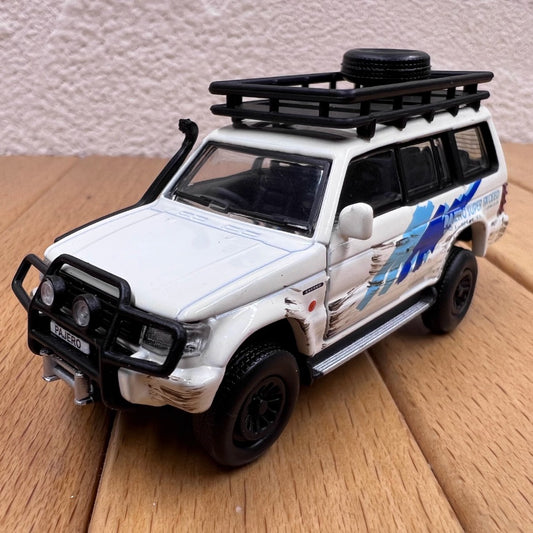 1/64 Scale Mitsubishi Pajero Super Exceed SUV Diecast Model