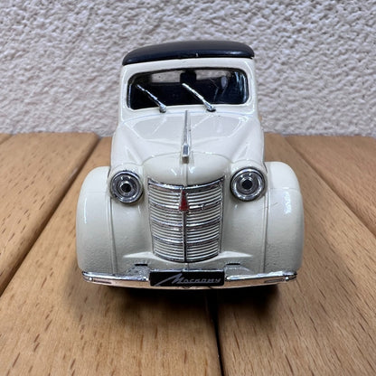 1/43 Scale Moskvitch 400-420 Soviet Vintage Car Diecast Model