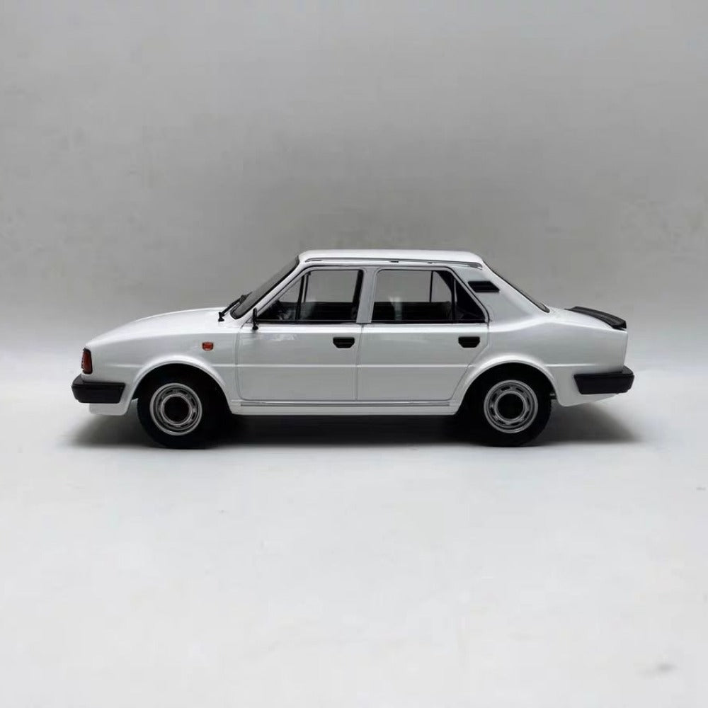 1/18 Scale Skoda 120 L Diecast Model Car