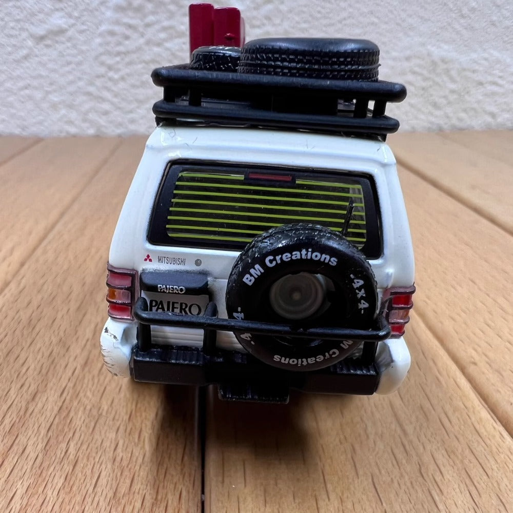 1/64 Scale Mitsubishi Pajero Super Exceed SUV Diecast Model