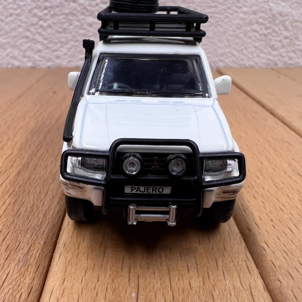 1/64 Scale Mitsubishi Pajero Super Exceed SUV Diecast Model
