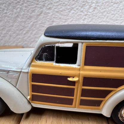 1/43 Scale Moskvitch 400-420 Soviet Vintage Car Diecast Model