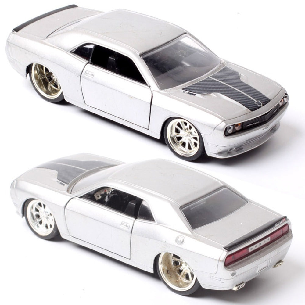 1/32 Scale 2008 Dodge Challenger SRT8 Muscle Car Diecast Model