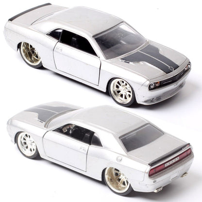 1/32 Scale 2008 Dodge Challenger SRT8 Muscle Car Diecast Model