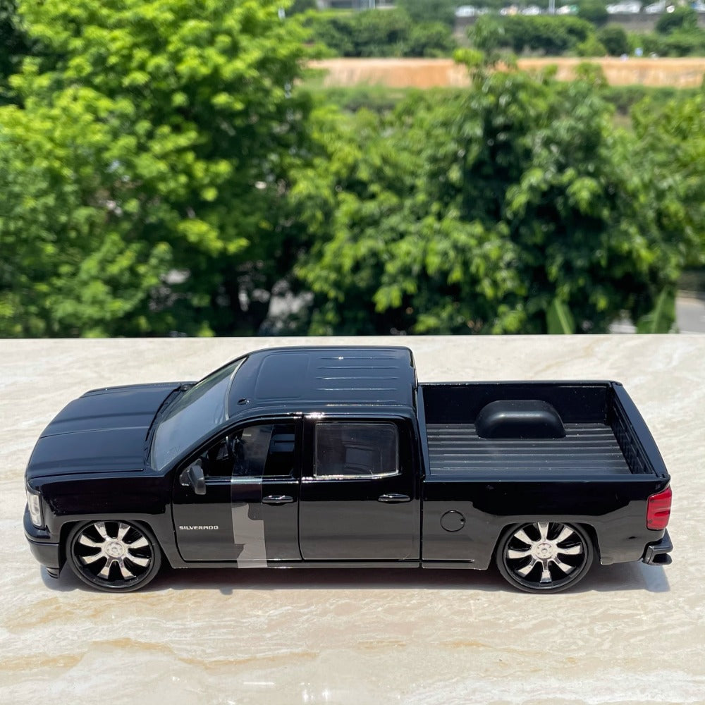 1/24 Scale 2014 Chevrolet Silverado Pickup Truck Diecast Model Car