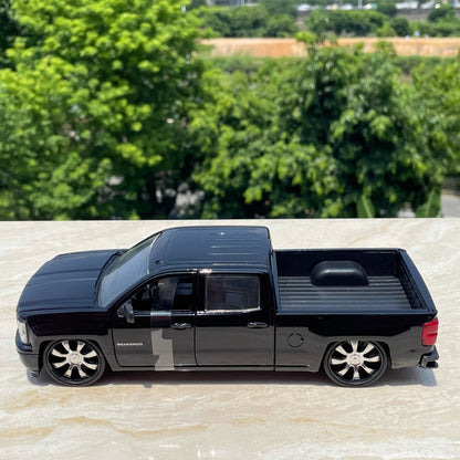 1/24 Scale 2014 Chevrolet Silverado Pickup Truck Diecast Model Car