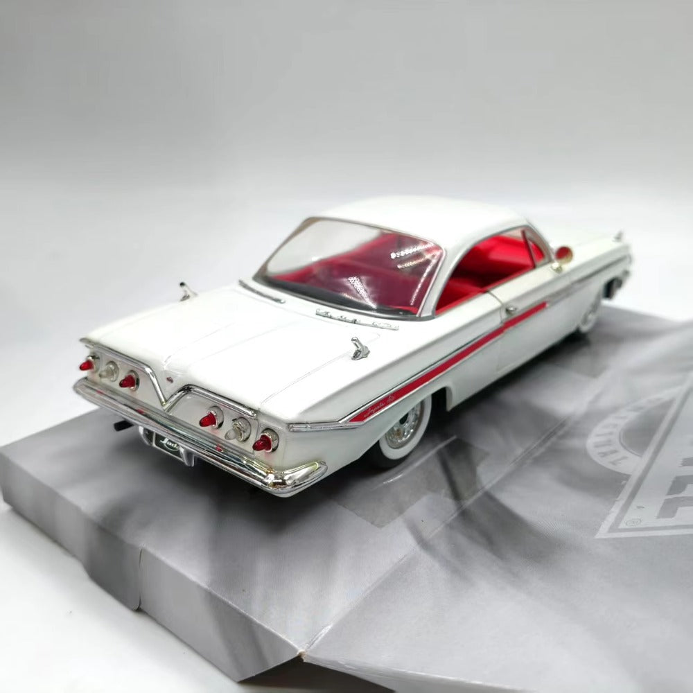 1/24 Scale 1961 Chevrolet Impala Diecast Model Car