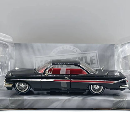 1/24 Scale 1961 Chevrolet Impala Diecast Model Car