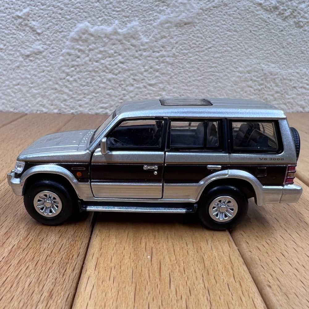 1/64 Scale Mitsubishi Pajero Super Exceed SUV Diecast Model Car