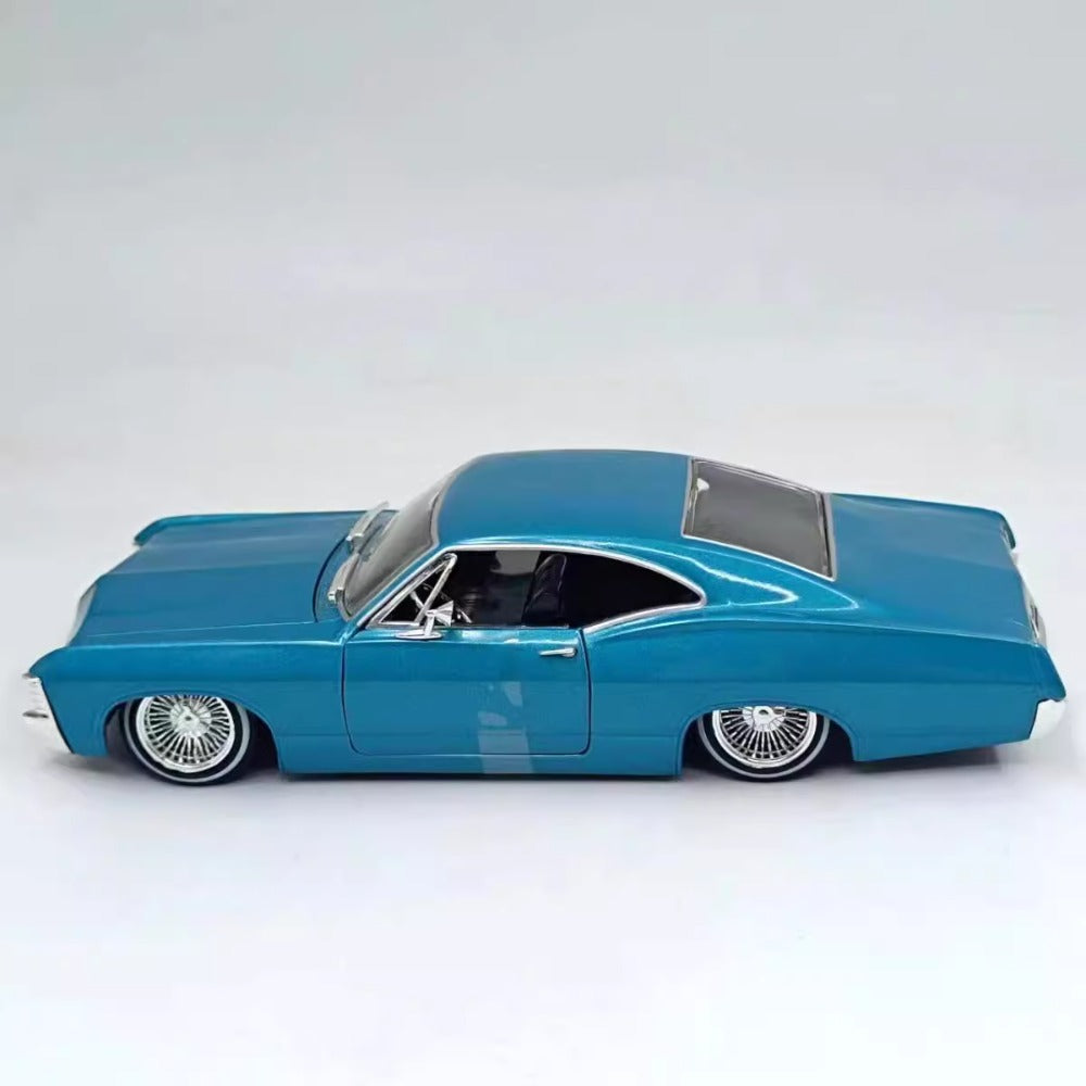 1/24 Scale 1967 Chevrolet Impala Diecast Model Car