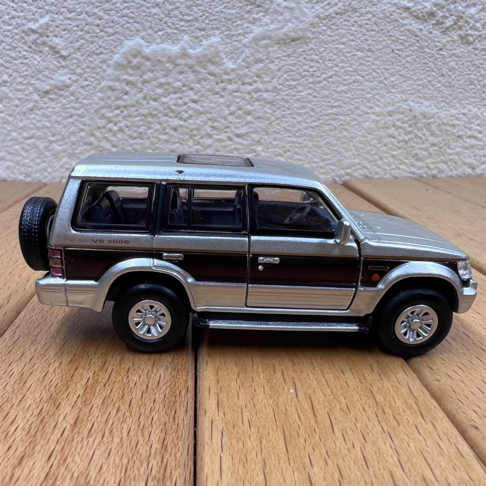 1/64 Scale Mitsubishi Pajero Super Exceed SUV Diecast Model Car