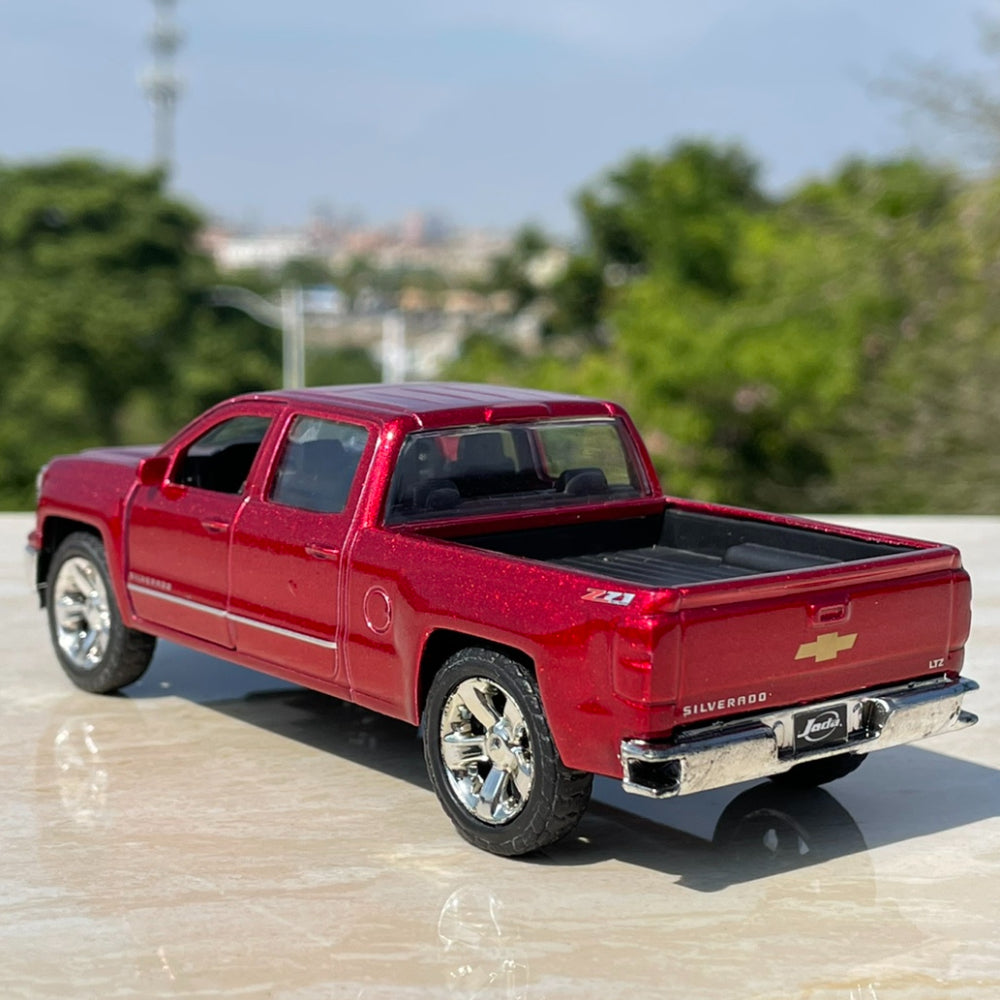 1/32 Scale 2014 Chevrolet Silverado Pickup Truck Diecast Model