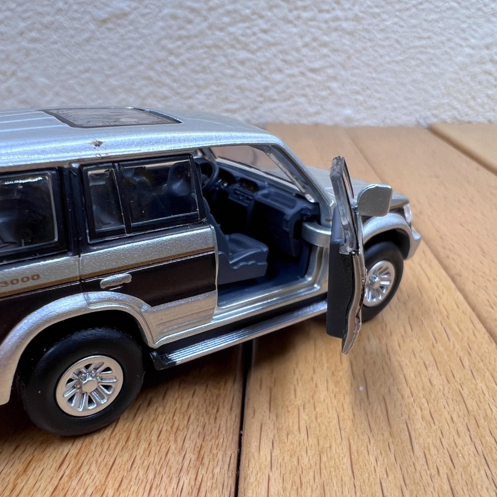 1/64 Scale Mitsubishi Pajero Super Exceed SUV Diecast Model Car