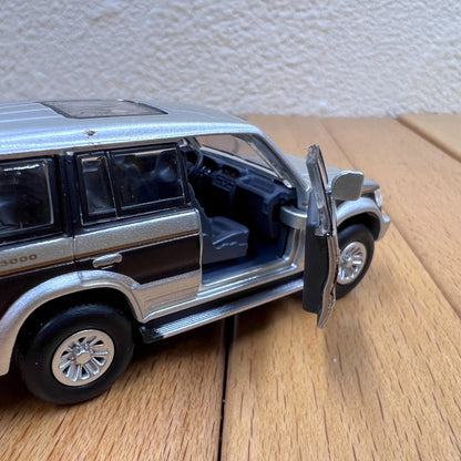 1/64 Scale Mitsubishi Pajero Super Exceed SUV Diecast Model Car