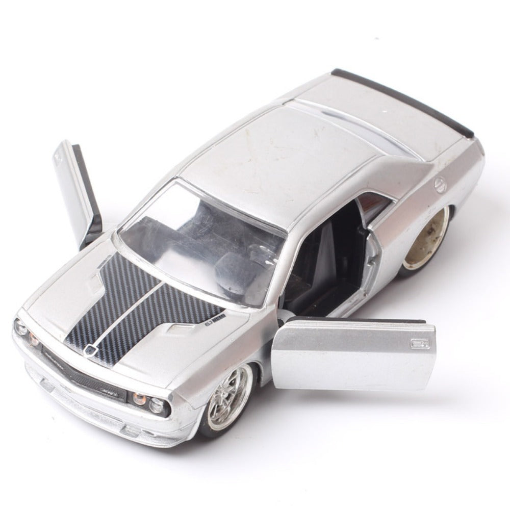 1/32 Scale 2008 Dodge Challenger SRT8 Muscle Car Diecast Model