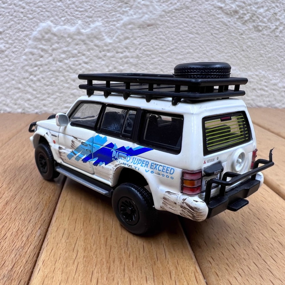 1/64 Scale Mitsubishi Pajero Super Exceed SUV Diecast Model