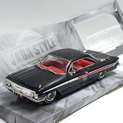 1/24 Scale 1961 Chevrolet Impala Diecast Model Car