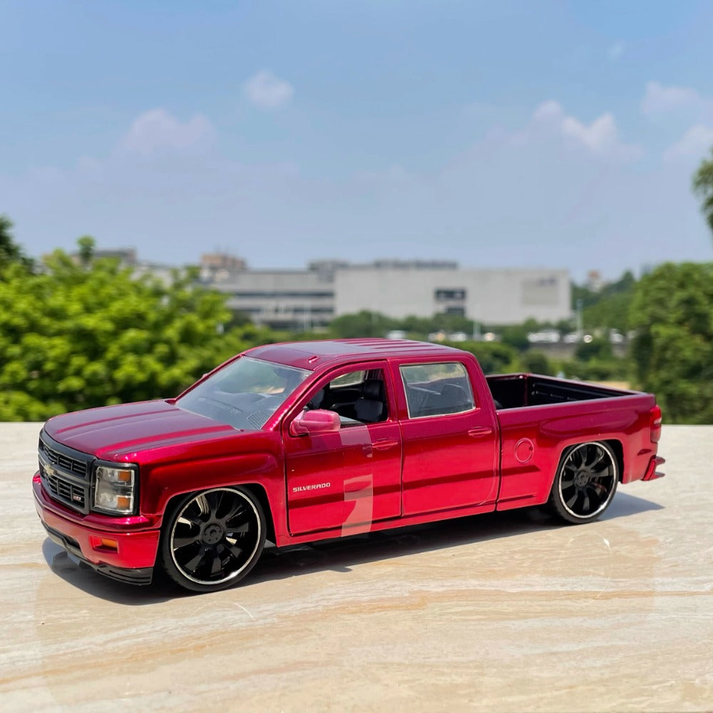 1/24 Scale 2014 Chevrolet Silverado Pickup Truck Diecast Model Car