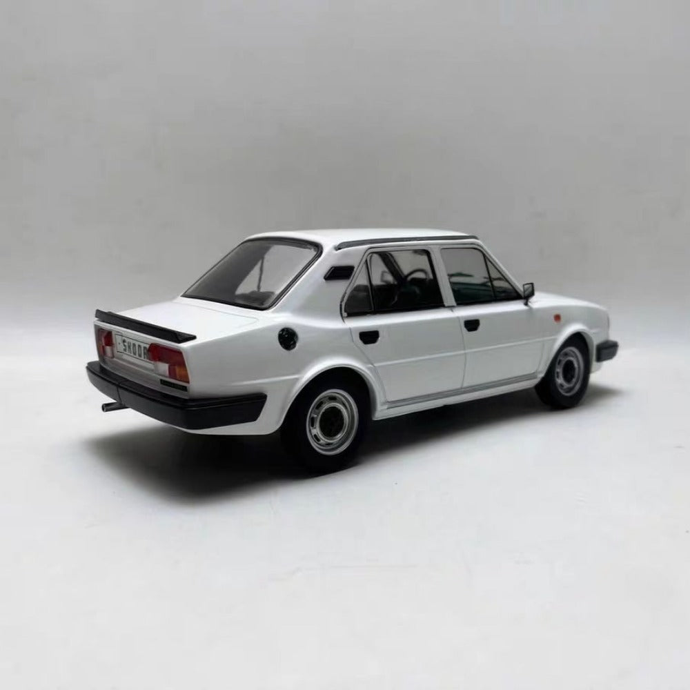 1/18 Scale Skoda 120 L Diecast Model Car