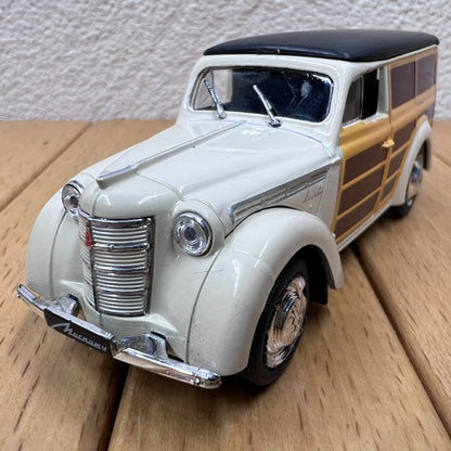 1/43 Scale Moskvitch 400-420 Soviet Vintage Car Diecast Model