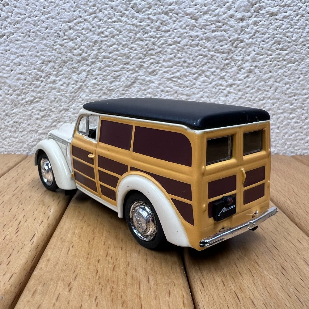 1/43 Scale Moskvitch 400-420 Soviet Vintage Car Diecast Model