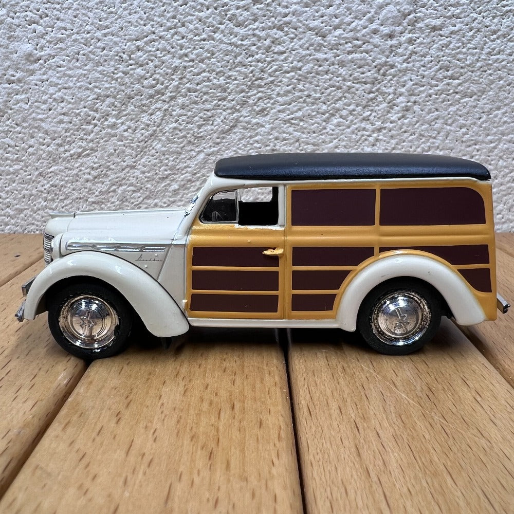 1/43 Scale Moskvitch 400-420 Soviet Vintage Car Diecast Model