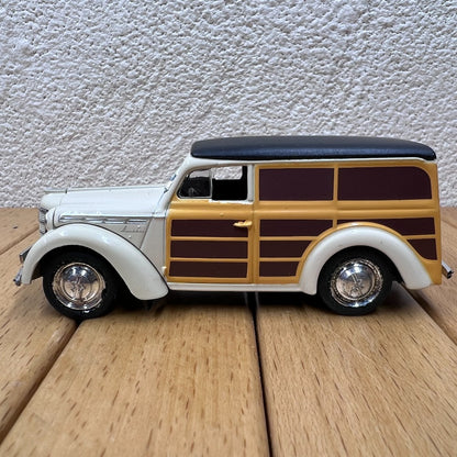 1/43 Scale Moskvitch 400-420 Soviet Vintage Car Diecast Model