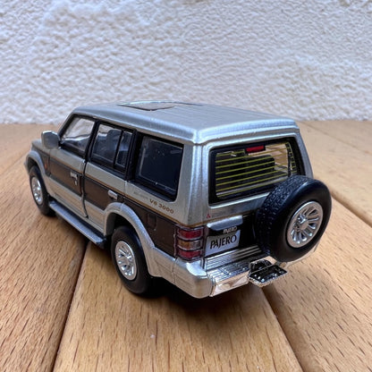 1/64 Scale Mitsubishi Pajero Super Exceed SUV Diecast Model Car