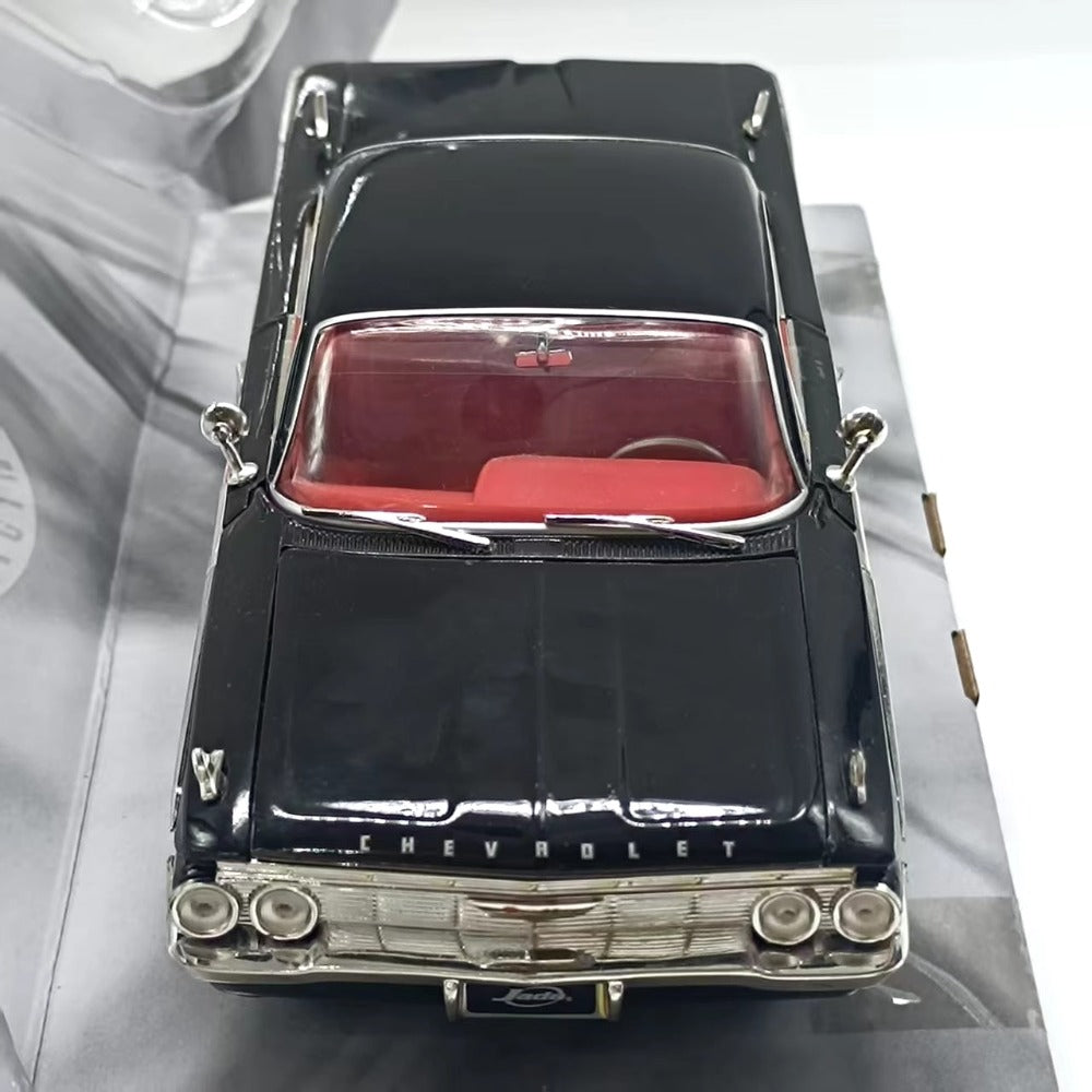 1/24 Scale 1961 Chevrolet Impala Diecast Model Car